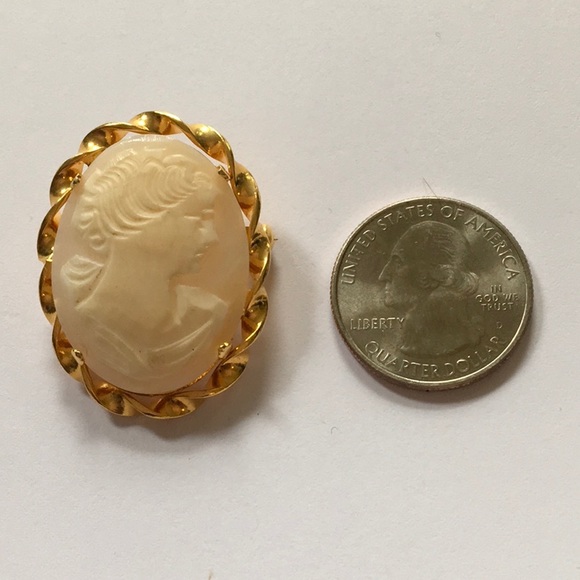 Carved Shell Cameo Pin Brooch Vintage Antique EUC - Picture 3 of 3